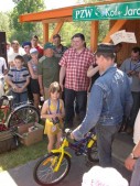 Zwyciężczyni w konkursie przy rowerku z fundatorem nagrody B.Miśkiem.