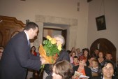 Zofia Freuderberger otrzymała kwiaty od burmistrza Andrzeja Wyczawskiego
