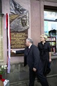 Tablicę odsłonili: prezes Jarosław Kaczyński i Joanna Mazurkiewicz