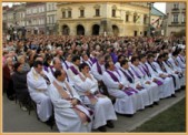 Ponad sześćdziesięciu księży uczestniczyło w Jarosławiu w pożegnaniu Jana Pawła II.
