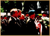 14 sierpnia 2004 r. w Jarosławiu odbyły się obchody Święta Żołnierza. Na zdjęciu: Przewodniczący Rady Miasta Marian Janusz, Burmistrz Janusz Dąbrowski oraz Zastępca Burmistrza Tadeusz Pijanowski - fot. Iwona Międlar.