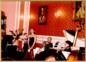 28 sierpnia 2004 r. na drugim spotkaniu muzycznym w ramach Festiwalu Muzycznego "Cztery Pory Roku" wystąpili: Tytus Wojnowicz na oboju, Jeanne Christee na skrzypcach Stradivariusa z 1721 r., śpiewak operowy Józef Frakstein. Wywiad na str. 13. | Fot. Iwona Międlar