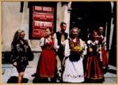 Przedstawiciele Państwowego Ogniska Baletowego chlebem i solą powitali uczestników Jarmarku Słowiańskich Zespołów Folklorystycznych.