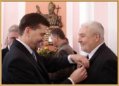 Tadeusz Trelka otrzymuje Złoty Krzyż Zasługi z rąk wicewojewody | Fot. Iwona Międlar