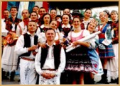 Na zdjęciu: Milan, Radek, Oksana, Marta i inni uczestnicy X Jarmarku Słowiańskich Zespołów Folklorystycznych - "Jarosław 2003" | Fot. Krzysztof Mruk