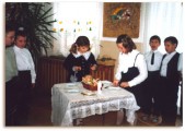Uczniowie kl. I i III z "Małej dziesiątki" podczas świątecznego spotkania 20.12., w którym uczestniczyły również dzieci z Przedszkola Nr 9 i SP Nr 6.