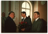 Na zdjęciu: Starosta Franciszek Strzępek przyjmuje gratulacje od Burmistrza Jana Gilowskiego i Przewodniczącego Rady Janusza Szkodnego | Fot. Z.K.