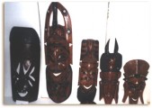 Maski z kolekcji państwa Zofii i Tadeusza Kupczkiewiczów prezentowane w galerii Szkoły Podstawowej Nr 9 | Fot. Halina Kic