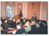 29 grudnia 2000 r. z Burmistrzem Miasta Janem Gilowskim spotkała się młodzież z Niemiec, Ukrainy i Słowacji, która przybyła do Jarosławia spędzić przełom tysiącleci. | Fot. Zofia Krzanowska