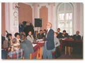 Prezes PWiK Jerzy Szmigielski odpowiada na pytania radnych podczas sesji 18 grudnia 2000 r. | Fot. Z.K.