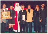 Przedstawiciele organizatorów zabawy mikołajkowej, sponsorów i władz Fundacji "Pomocna dłoń" z Mikołajem, w którego rolę wcielił się na dobrą godzinę Andrzej Zgryźniak - 2.12.2000 | Fot. H. Grymuza