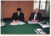 Burmistrz Jarosławia Jan Gilowski oraz mer Dieulefit Rimon Guly podpisują list intencyjny