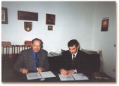 BÜrgermeier Dingelstädt Siegfried Linus i Burmistrz Jarosławia Jan Gilowski podpisują deklarację współpracy