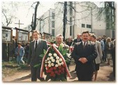 Z delegacją w drodze pod Pomnik Konstytucji 3 Maja (3.05.1997)