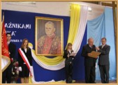 Przewodniczący RM Marian Janusz odczytuje Akt Nadania Imienia Jana Pawła II Zespołowi Szkół 31.05.2006 r. | Fot. Zofia Krzanowska