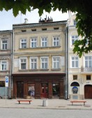 Kamienica na jarosławskim Rynku Nr 8 z cha-
rakterystyczną witryną drewnianą, w której mieściła się apteka rodziny Rohmów | Fot. Henryk Górecki