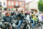Ponad trzysta motocykli zjechało się w ramach XVIII Zlotu Radawa 2008 na jarosławski rynek, na prawo burmistrz Andrzej Wyczawski i komandor Zlotu Bogu-
sław Misiek | Fot. Zofia Krzanowska