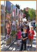 PracujeMY - zdjęcia Chrisa Niedentahla od 9 maja można było oglądać na jarosławskim Rynku w ramach obchodów Dnia Godności Osoby z Niepełnosprawnością Intelektualną. | Fot. Iwona Międlar