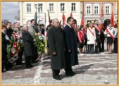Przewodniczacy RM M. Janusz i Burmistrz J. Dąbrowski przed odsłonięciem tablicy pamiątkowej.