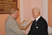 Przewodniczący RM Janusz Szkodny wręcza Akt Nadania Honorowego Obywatelstwa. | Fot. I. Międlar (2)