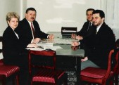Zdjęcie archiwalne od lewej: Barbara Bąk, burmistrz Jerzy Matusz, Zbigniew Groszek i Andrzej Wyczawski.