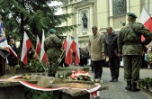 Złożenie kwiatów pod nowo odsłoniętym pomnikiem „Żyje Polska” przez burmistrza Andrzeja Wyczawskiego oraz sekretarza miasta Jana Biłasa.