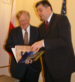 Ambasador Stanów Zjednoczonych Ameryki w Polsce Victor Ashe i burmistrz Jarosławia Andrzej Wyczawski (22.10.2007) | Fot.  Zofia Krzanowska