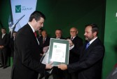 Burmistrz Miasta Jarosławia Andrzej Wyczawski otrzymuje certyfikat i wyróżnienie Gmina Fair Play dla miasta (5.10.2007) | Fot.  Archiwum konkursu