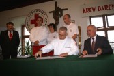 Józef Marmurowicz Prezes Zarządu Rejonowego PCK w Jarosławiu oraz Erik Hunker Dyrektor Generalny Niemieckiego Czerwonego Krzyża w Schönebeck podpisują porozumienie o współpracy