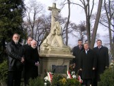 Władze Jarosławia z Konsulem Generalnym Węgier Istvanem Kovacsem przy grobie mjra Leona Czechowskiego | Fot.  Zofia Krzanowska