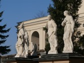 Figury świętych przed elewacją frontową kościoła