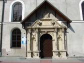 Portal przy głównym wejściu do kościoła jest najcenniejszym obiektem renesansowym w naszym mieście