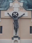 Żeliwna rzeźba Ukrzyżowanego Chrystusa z elewacji frontowej cerkwi