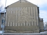 Ściana szcytowa amienicy przy ul. Słowackiego 24 z mapą powiatu jarosławskiego - miejscami zbrodni hitlerowskich