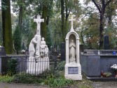 Pomniki Stanisława Kamińskiego (po lewej) oraz Seligmannów i Chromych