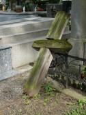 Drewniany krzyż - jeden z najstarszych na terenie Starego Cmentarza - przed konserwacją