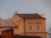 Część dachu nad klasztorem po pracach remontowych