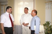 Burmistrz Andrzej Wyczawski w rozmowie z Maciejem Kazińskim i Stefano Albarello | Fot.  Zofia Krzanowska