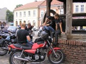 ... wrzucić grosz na szczęście do zabytkowej studni