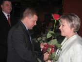 Odznakę honorową otrzymuje dyrektor  MP Nr 1 Małgorzata Głogowska Jucha