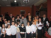 dzieci i uczestnicy spotkania podczas artystycznej części | Fot.  Rafał Żelazo
