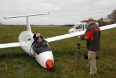 Zaraz po lądowaniu wywiad dla Nowin. W pierwszej kabinie wiceprezes Aeroklubu Ziemi Jarosławskiej pilot Jarosław Orłowski, w drugiej Dyrektor Aeroklubu instruktor pilot Zenon Wajda (Laszki 24 października 2008r.) | Fot.  Dominika Prokuska