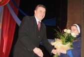 Burmistrz Miasta Jarosławia Andrzej Wyczawski wręcza kwiaty siostrze dr Bernadecie Lipian
