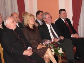 Od lewej: ks. Archiprezbiter Andrzej Surowiec, konsul Katalin Bozsaky wraz z małżonkiem, burmistrz Andrzej Wyczawski