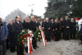 Delegacja Klubu PiS podczas składania wieńców. Posławie: Mieczysław Golba, Andrzej Ćwierz i Wiceprzewodniczący Rady Miasta Marian Kozłowski