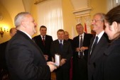 Wojewoda Mirosław Karapyta odbiera medal od prezydenta