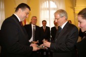 Prezydent odznacza burmistrza Srebrnym Medalem Tysiąclecia Istnienia Państwa Węgierskiego