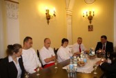 Przedstawiciele Niemieckiego Czerwonego Krzyża wraz z burmistrzem Andrzejem Wyczawskim