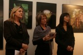 Dyrektor MOK Teresa Piątek, kurator wystawy Zofia Kolasa oraz autorka niezwykłych zdjęć Maria Gibała