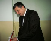 Burmistrz Andrzej Wyczawski podczas przecięcia wstęgi.
